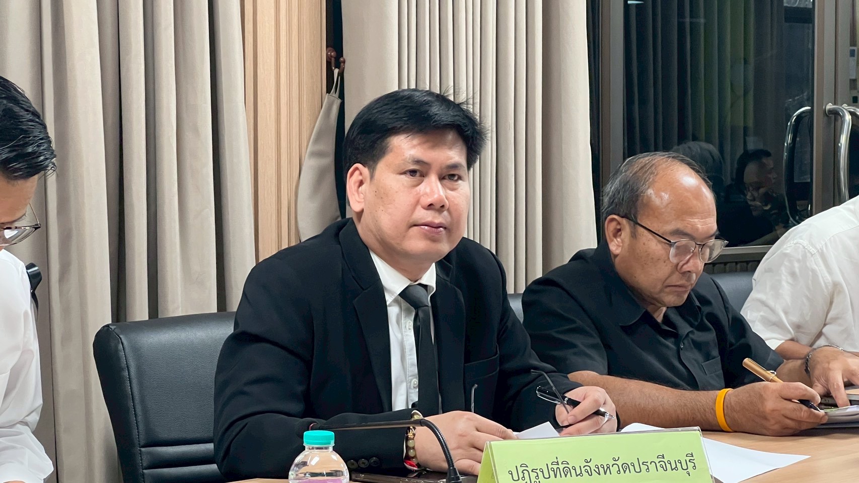 title - วันพฤหัสบดีที่ 18 ธันวาคม 2568 เวลา 10.30 น. นายวิทูล ประดิษฐบุญ ปฏิรูปที่ดินจังหวัดปราจีนบุรี เข้าร่วมการประชุม คณะกรรมการพิจารณากลั่นกรองการขอขุดลอกแหล่งน้ำสาธารณประโยชน์ที่ตื้นเขิน